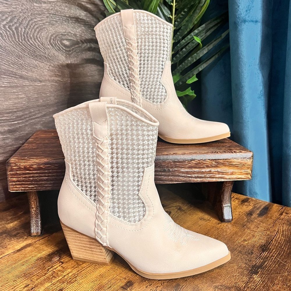 DV BY DOLCE VITA Faux Leather Karyn Bootie in Cream, Size 6.5. NWOT! - Picture 5 of 15